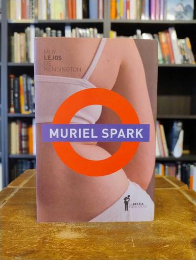 Muy lejos de Kensington - Muriel Spark